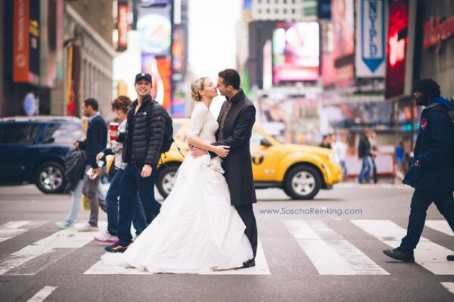 Zach Braff não perdeu a chance de estragar essa linda foto de casamento em NY