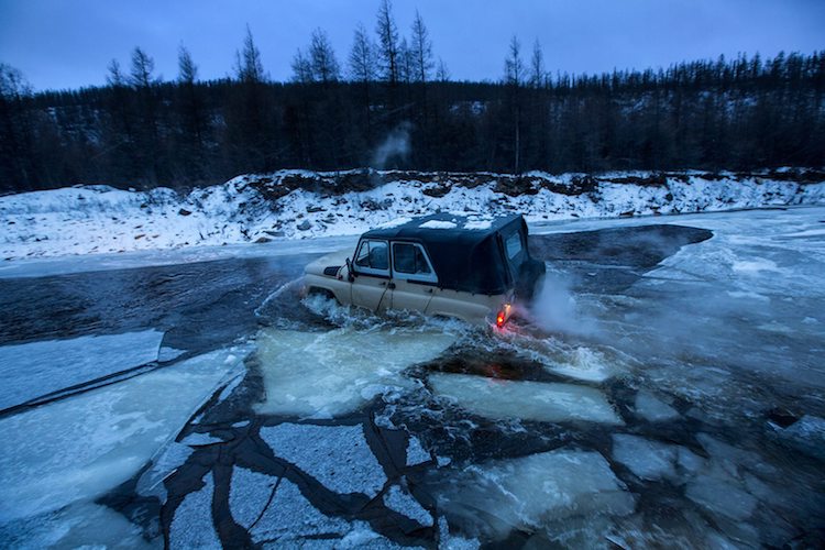 Fotógrafo passa seis meses viajando sozinho para fotografar indígenas da Sibéria