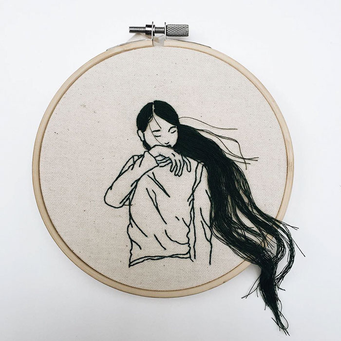 A artista e modelo Sheena Liam retrata mulheres e o toque 3D fica por conta dos cabelos em seus quadros bordados
