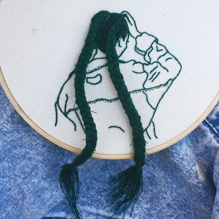 A artista e modelo Sheena Liam retrata mulheres e o toque 3D fica por conta dos cabelos em seus quadros bordados
