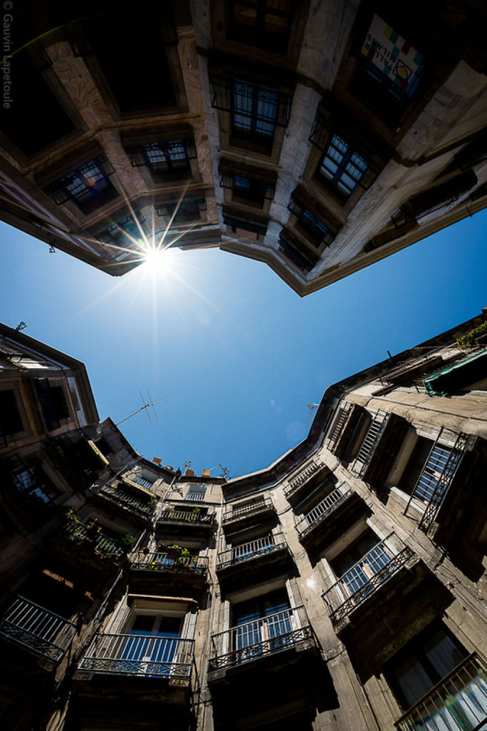 Gauvin Lapetoule tem 26 anos e é um fotógrafo francês que adotou Barcelona, na Espanha, como sua nova casa. Em junho de 2016, o rapaz resolveu começar um projeto de exploração da cidade e quis descobrir 10 lugares em que a graça estava em olhar para o teto!