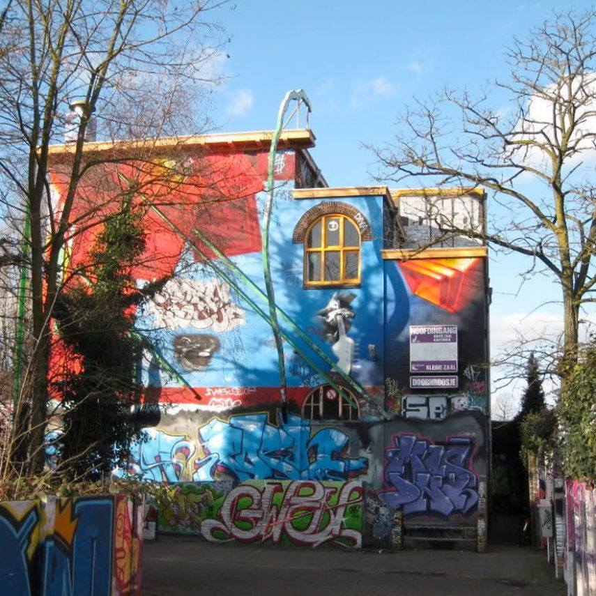 30 anos depois de receber tinta sempre que possível, como estão as camadas de uma parede? Bem, alguém ficou curioso e decidiu remover uma parte da parede para ver o que encontrava. O usuário do Imgur PaulDeGraaf mostrou detalhadamente sua análise da parte retirada da parede do Graffiti Hall of Fame, chamado Doornroosje, na cidade de Nijmegen, na Holanda