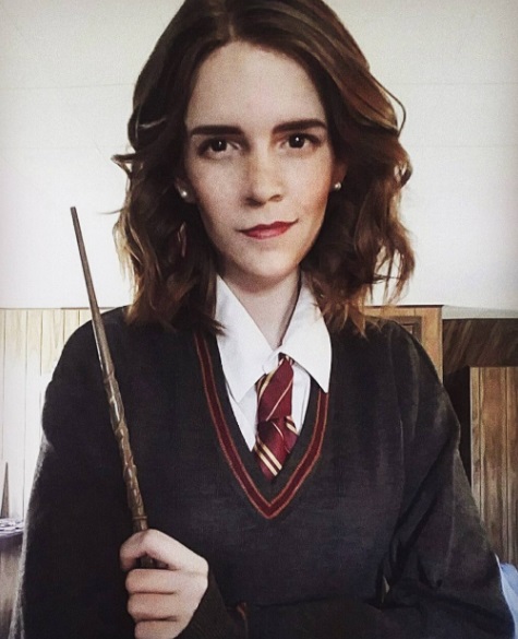 or causa da semelhança entre ela e Emma, Kari é cosplay da personagem Hermione Granger e, agora, também de Bela, de A Bela e a Fera