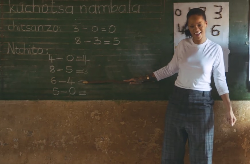 Rihanna ensina matemática no Malawi