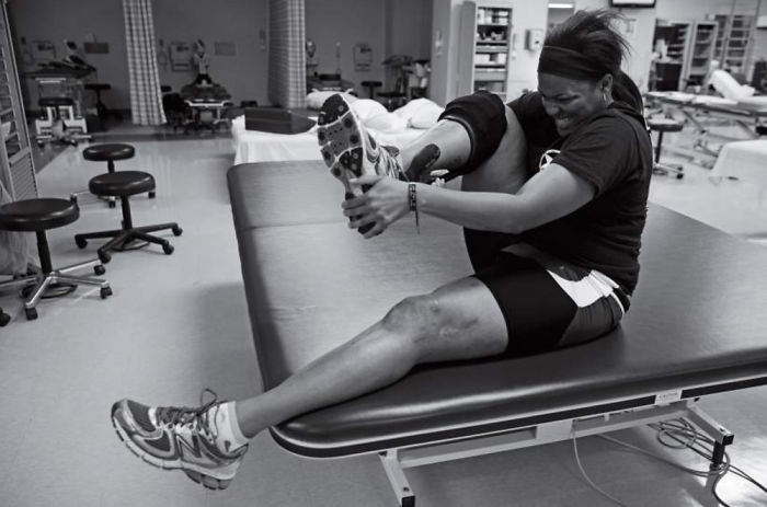 Especialista do Exército, Stephanie Morris sofreu lesões nas pernas em um ataque no Afeganistão. Com a fisioterapia, ela consegue correr e competir. 
