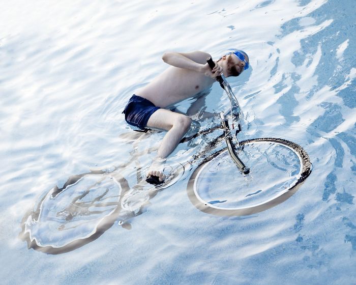 Na Califórnia, ninguém pode tentar andar de bicicleta dentro de uma piscina