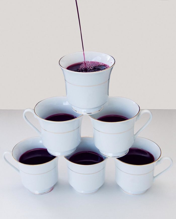 Em Cansas, ninguém pode servir vinho em xícaras de chá. Compre uma taça decente!