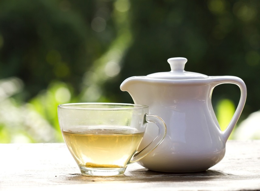 Bebida é feita a partir da folha da Camellia sinensis. Cada xícara de chá contém 50 mg de cafeína.