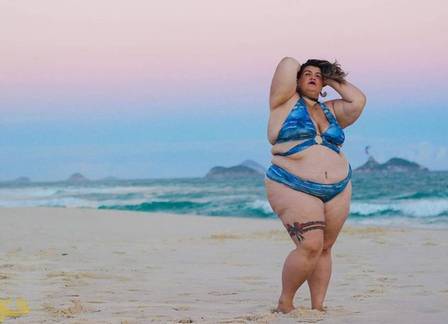 Nova bailarina de Anitta é garota propaganda de marca de moda praia plus size