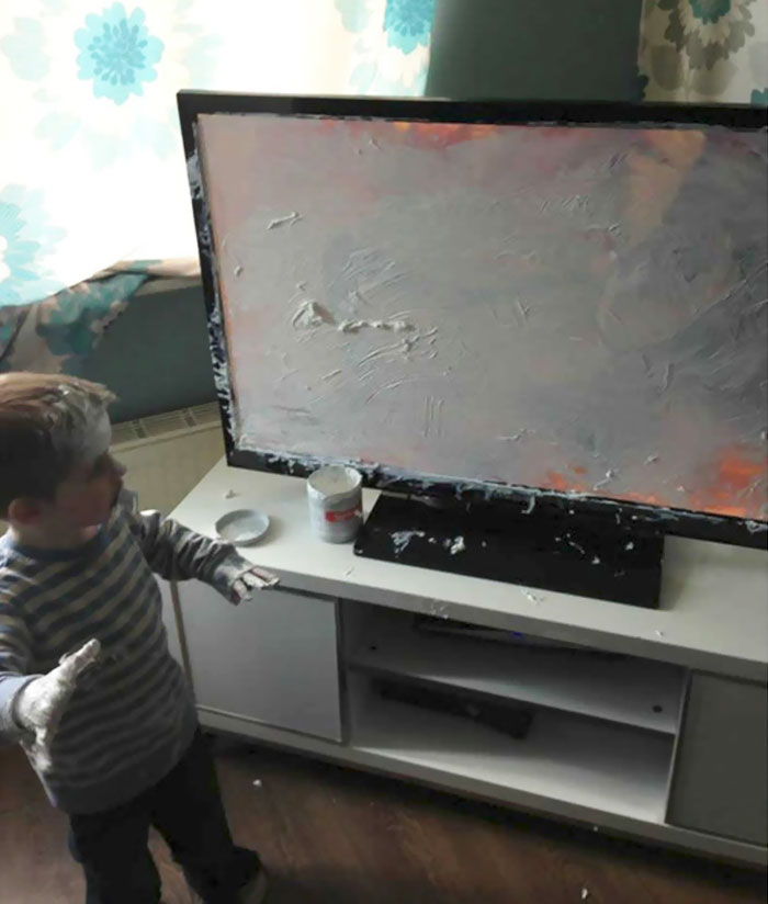 Elas espalham farinha pela casa, pintam o cachorro com canetinha, transformam o computador em uma tela de pintura...