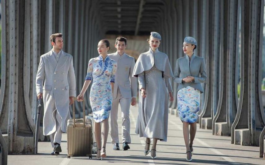 A Hainan Airlines desenvolveu novos uniformes para os funcionários em parceria com um estilista