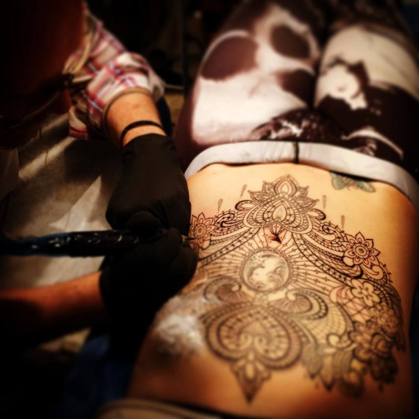 Casal italiano faz sucesso no Instagram com tattoos charmosas e sensuais