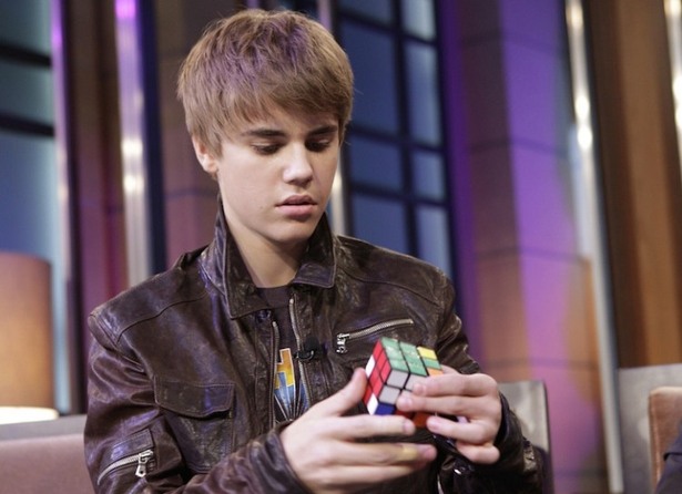 Justin Bieber consegue solucionar um cubo mágico em 1 minutos e 23 segundos