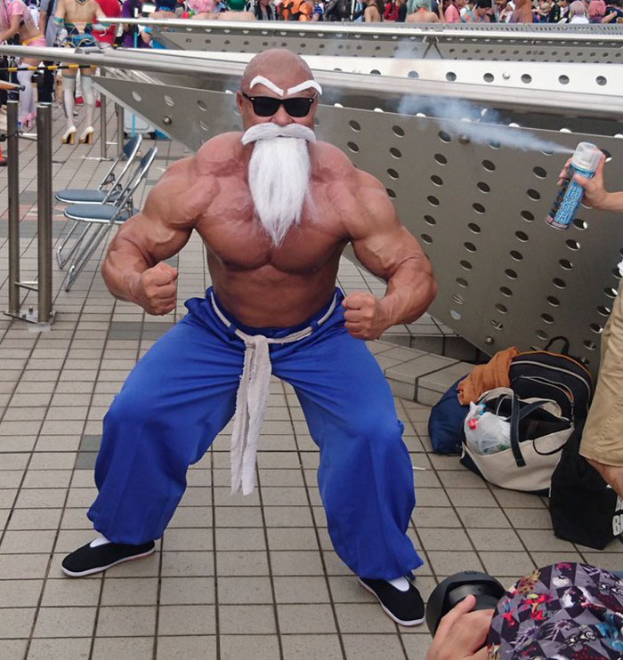 O bodybuilder Taichi Shimizu arrasou ao se caracterizar como Mestre Kame em seu poder máximo, em Dragon Ball