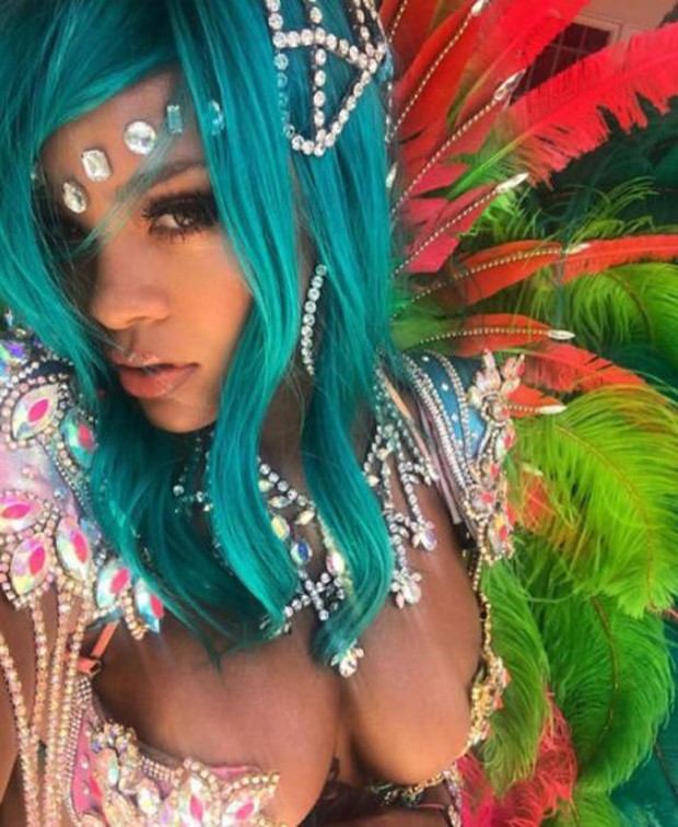A cantora está em Barbados para curtir o Carnaval