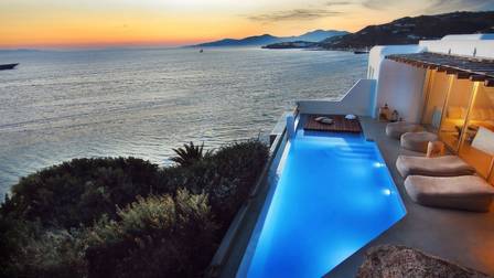 Simaria curte hotel na Grécia 