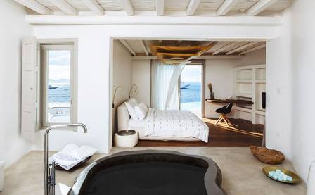Simaria curte hotel na Grécia 