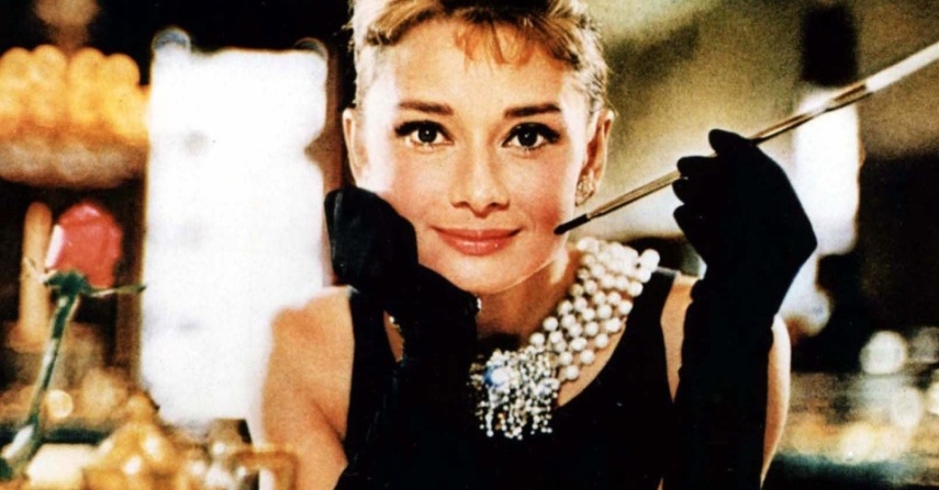 Audrey Hepburn alcançou nível máximo de influência neste filme de Blake Edwards. Vale mais pela atriz que pela trama bobinha.