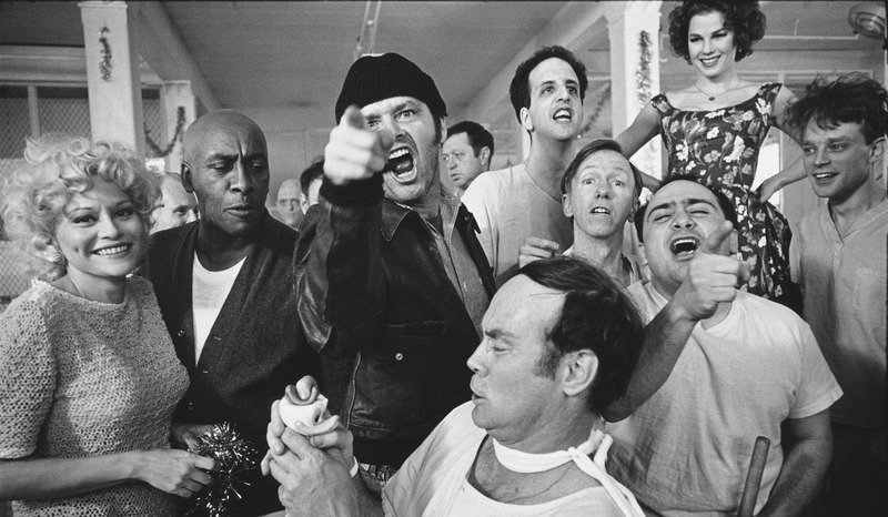 Alguns criticam Jack Nicholson por fazer sempre o mesmo papel. Talvez a primeira vez que ele o tenha encarnado tenha sido neste filme de Milos Forman, que tem como pano de fundo uma denúncia contra a opressão nos hospitais psiquiátricos.