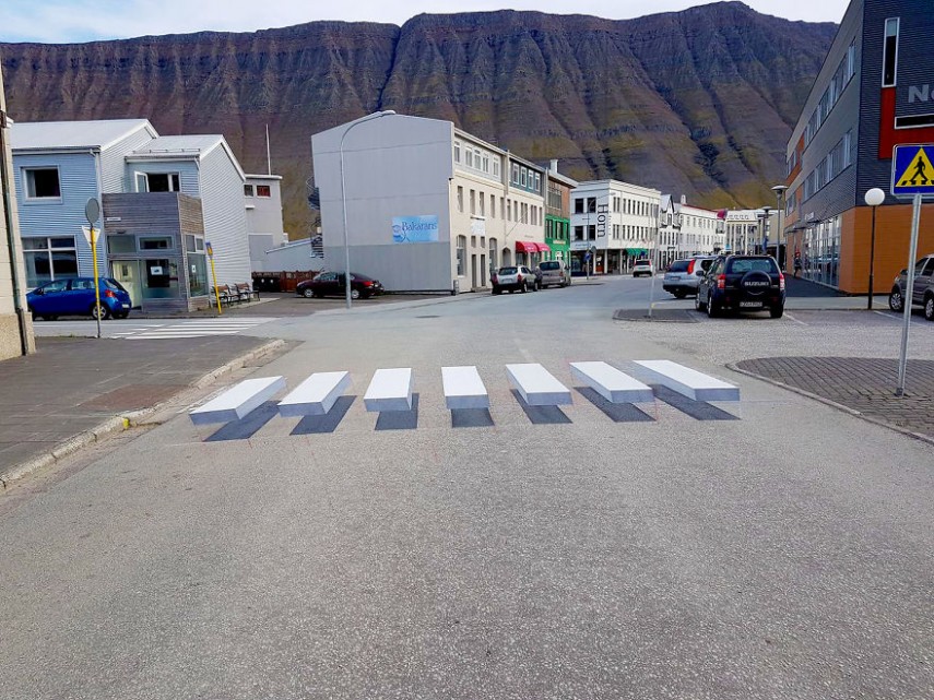 Na pequena cidade de Ísafjörður, na Islândia, uma novidade vem chamando a atenção de todo mundo. Uma faixa de pedestres foi pintada com efeito 3D para ajudar a reduzir a velocidade dos carros e, assim, deixar a rua mais segura para pedestres