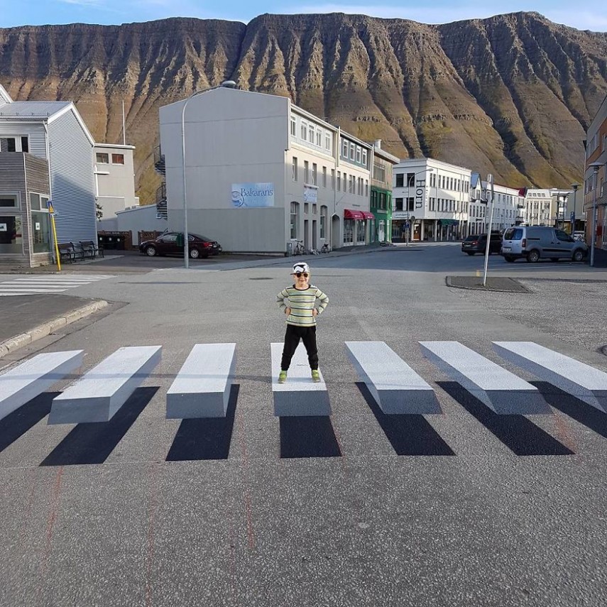 Na pequena cidade de Ísafjörður, na Islândia, uma novidade vem chamando a atenção de todo mundo. Uma faixa de pedestres foi pintada com efeito 3D para ajudar a reduzir a velocidade dos carros e, assim, deixar a rua mais segura para pedestres