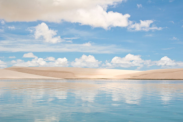 Dunas de areia branca e lagoas de água cristalina. Como não se sentir no meio de um sonho bonito ao conhecer os Lençóis Maranhenses? 