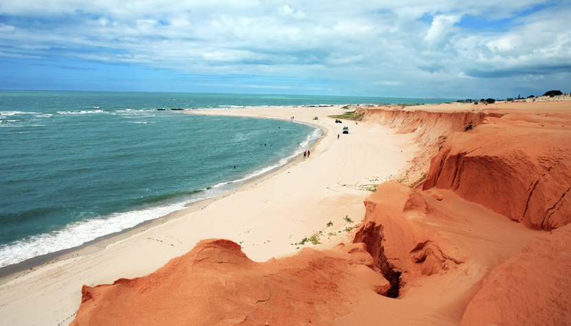 Montanhas de areia que encontram o mar? Sim, nós temos, no Ceará. A praia de Canoa Quebrada é apenas sensacional!