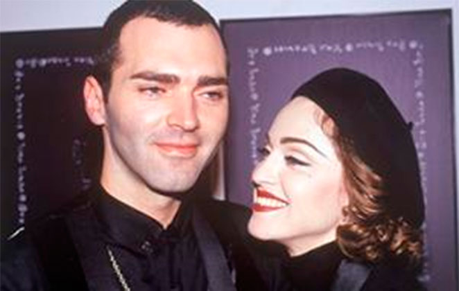 Madonna e o irmão Christopher sempre foram próximos, já que ele cuidava praticamente de todo o 'backstage' da cantora. Em 2008, quando ele publicou um livro sobre os bastidores da vida da irmã, eles pararam de se falar por um tempo. Ainda hoje, pessoas próximas dizem que a relação entre eles é super tensa!