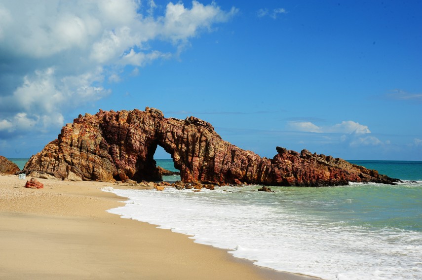 Essa praia é famosa até na gringa, por combinar um cenário paradisíaco a poucos quilômetros da civilização. Fica em Fortaleza!