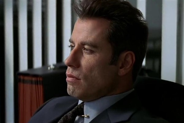 John Travolta viveu o agente do FBI Sean Archer em A Outra Face (1997). No longa, o personagem fica traumatizado após perder um filho. Em 2009, o ator perdeu o filho de 16 anos, Jett, que teve complicações após uma convulsão. 