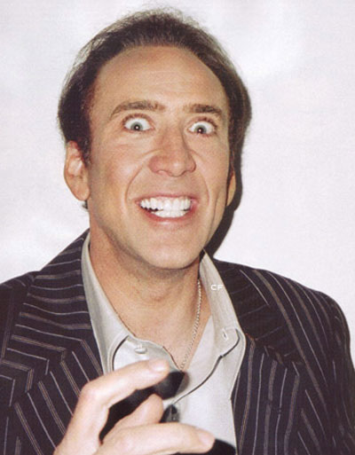 Nicolas Cage enfrentou uma guerra com Leonardo Di Caprio por um fóssil do crânio de um tiranossauro em um leilão em Beverly Hill, nos Estados Unidos. Nicolas Cage venceu a disputa e pagou US$ 276 mil (R$ 871 mil)