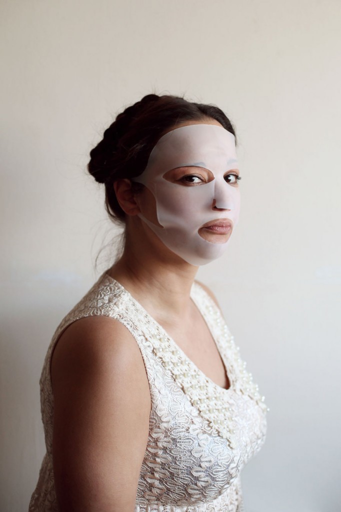 A artista e fotógrafa Evija Laivina fez uma série em que mostra 18 produtos de beleza esquisitos no Ebay. Na foto, máscara de silicone