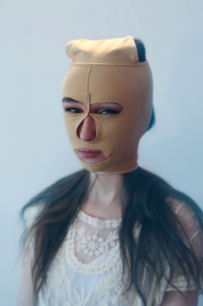 A artista e fotógrafa Evija Laivina fez uma série em que mostra 18 produtos de beleza esquisitos no Ebay. Na foto, máscara anti-rugas