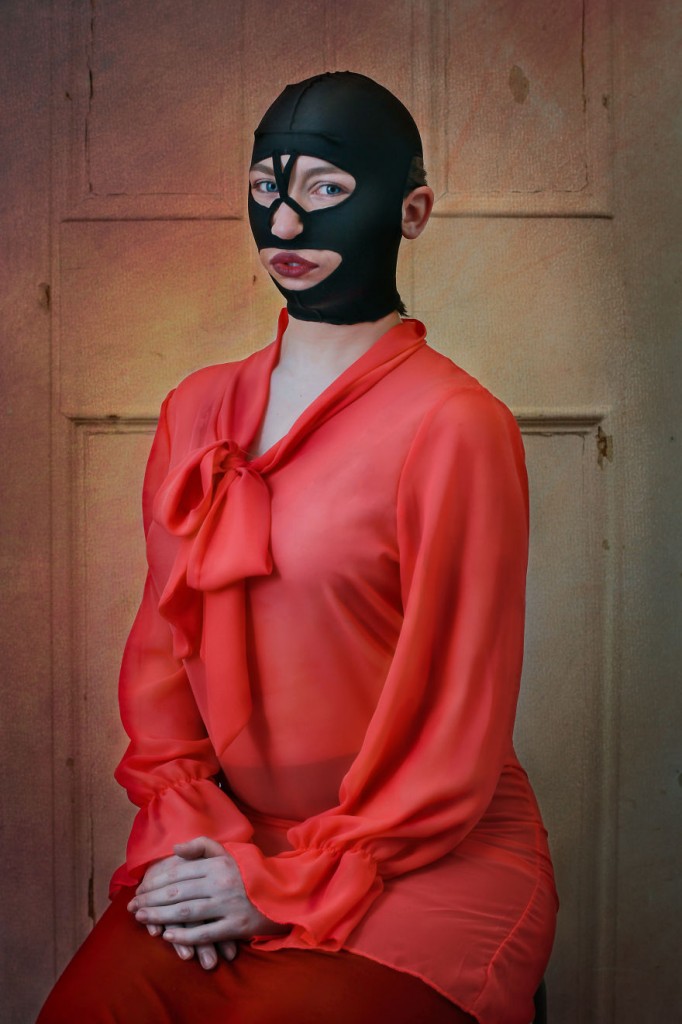 A artista e fotógrafa Evija Laivina fez uma série em que mostra 18 produtos de beleza esquisitos no Ebay. Na foto, máscara anti-rugas