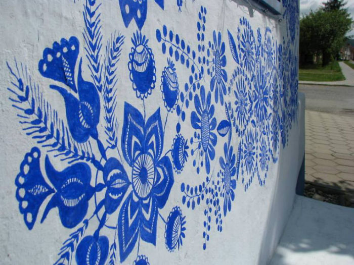 Anežka (Agnes) Kašpárková é uma ex-agricultora aprendeu esse hobby com outra mulher local, que fez a mesma coisa durante anos. Usando uma tinta azul e um pequeno pincel, ela cria padrões florais inspirados na arte da Morávia, ao sul da República Checa.