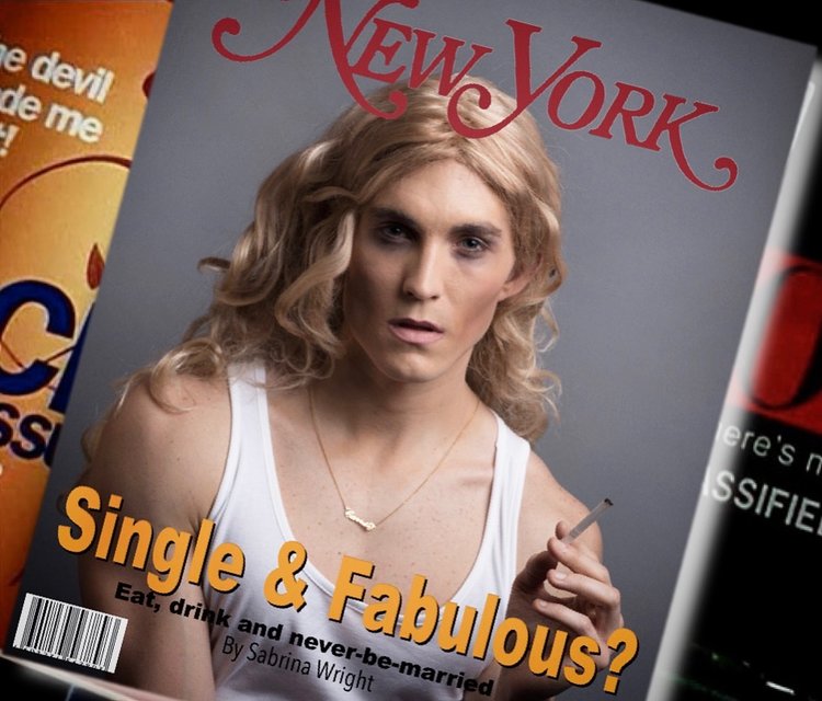 Dan Clay dá vida a drag queen Carrie Dragshaw, uma homenagem para a personagem Carrie Bradshaw, de Sex and the City