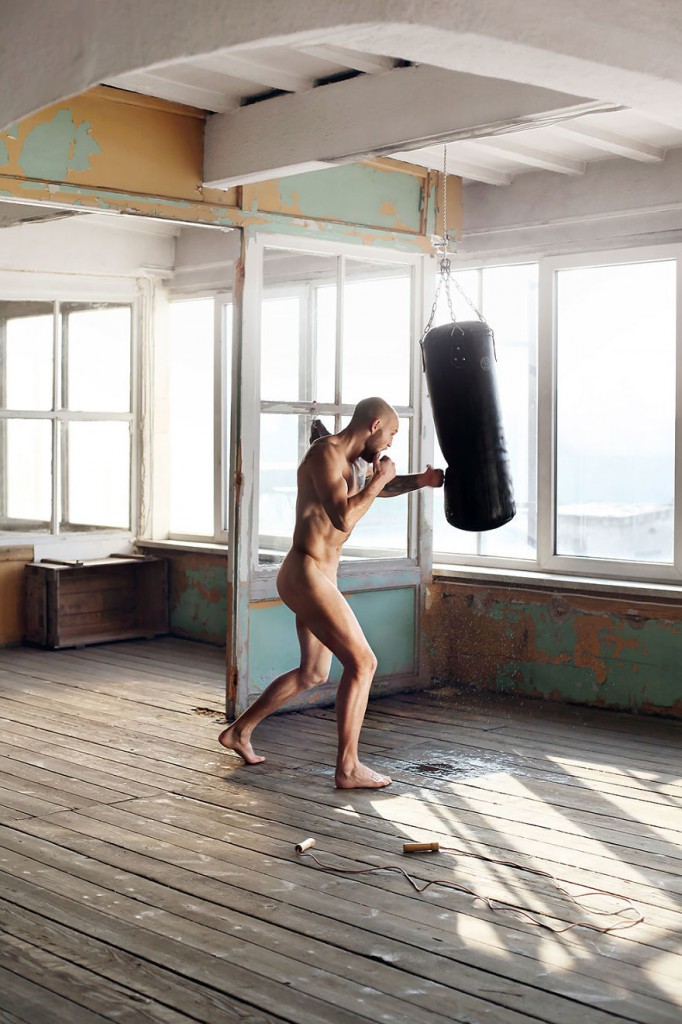Dominika Cuda tirou a roupa de atletas de cross-fit, bailarinas, boxeadores, jóqueis e vários outros para fotos de um calendário beneficente