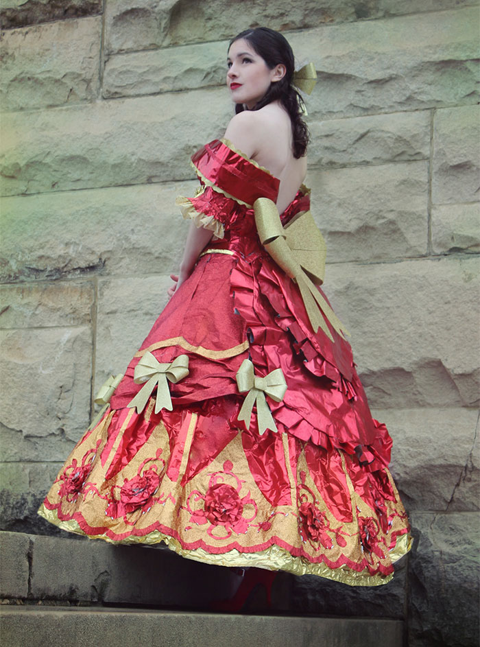 A designer de figurinos Olivia Mears decidiu evitar o desperdício de papel de presente e usa alguns usados para fazer vestidos dignos de princesas