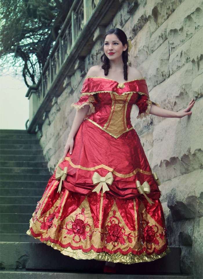 A designer de figurinos Olivia Mears decidiu evitar o desperdício de papel de presente e usa alguns usados para fazer vestidos dignos de princesas