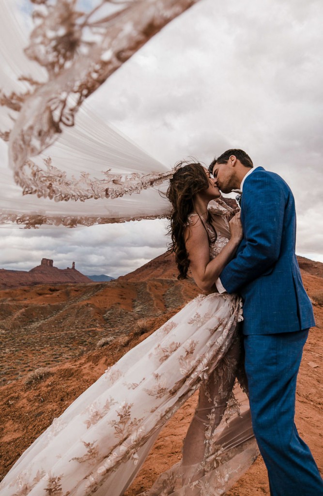 Ryan Jenks e Kimberly Weglin se casaram acima do deserto perto de Moab, Utah, onde ambos se apaixonaram e depois ficaram noivos. Os dois disseram 