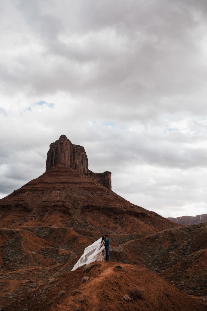 Ryan Jenks e Kimberly Weglin se casaram acima do deserto perto de Moab, Utah, onde ambos se apaixonaram e depois ficaram noivos. Os dois disseram 