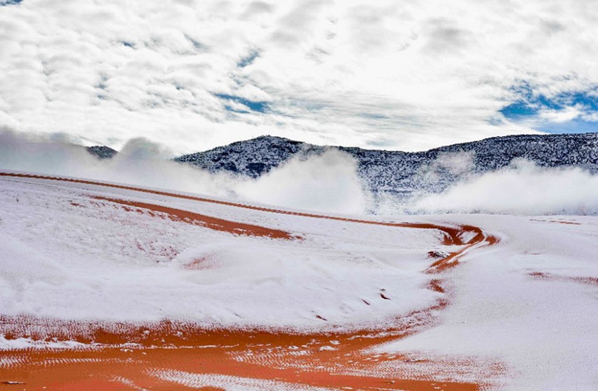 Nevou no deserto do Saara e as imagens foram registradas pelo fotógrafo Karim Bouchetata, da Argélia