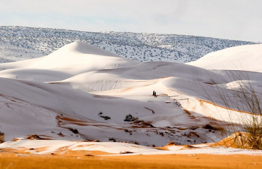 Nevou no deserto do Saara e as imagens foram registradas pelo fotógrafo Karim Bouchetata, da Argélia