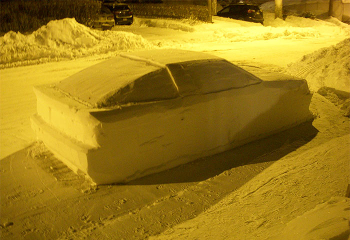 Policiais quiseram multar um carro, que, na verdade, era uma escultura de neve