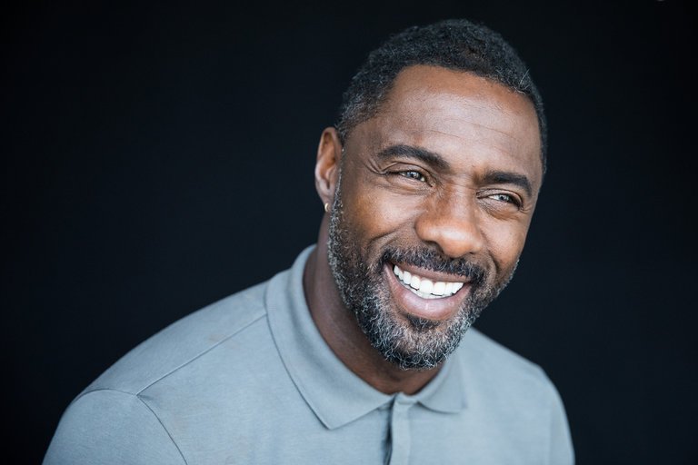 Idris Elba veio para os Estados Unidos para ser ator. Só que as coisas foram mais difíceis do que ele pensava e o emprego dos sonhos não rolou tão logo. Portanto, ele não tinha lugar para morar e dormiu em sua van por oito semanas.