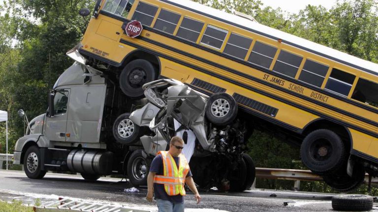 Em agosto de 2010, um homem de Missouri, de 19 anos, estava provocou um grande acidente em uma rodovia ao bater em um ônibus escolar, duas pessoas morreram e 38 outras pessoas ficaram gravemente feridas.