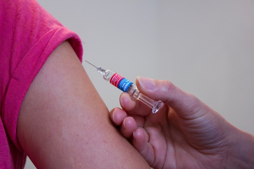 Verdade. Segundo indicações da Agência Nacional de Vigilância Sanitária (Anvisa) a vacina pode demorar de 10 dias a seis semanas para efetivar a imunização. O prazo é avaliado rigorosamente para alguns países onde a vacina é exigida. 