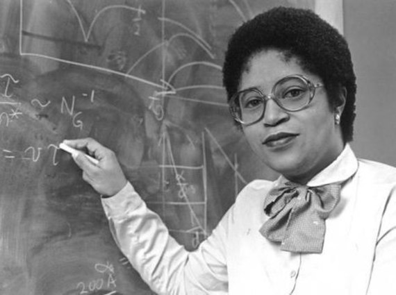 Shirley Jackson foi a primeira mulher negra a receber um Ph.D. do MIT, em 1973. Enquanto trabalhava na Bell Laboratories, suas invenções de telecomunicações incluem o fax portátil, tons de telefone, células solares, cabos de fibra óptica, bem como a tecnologia por trás do identificador de chamadas e chamada em espera.