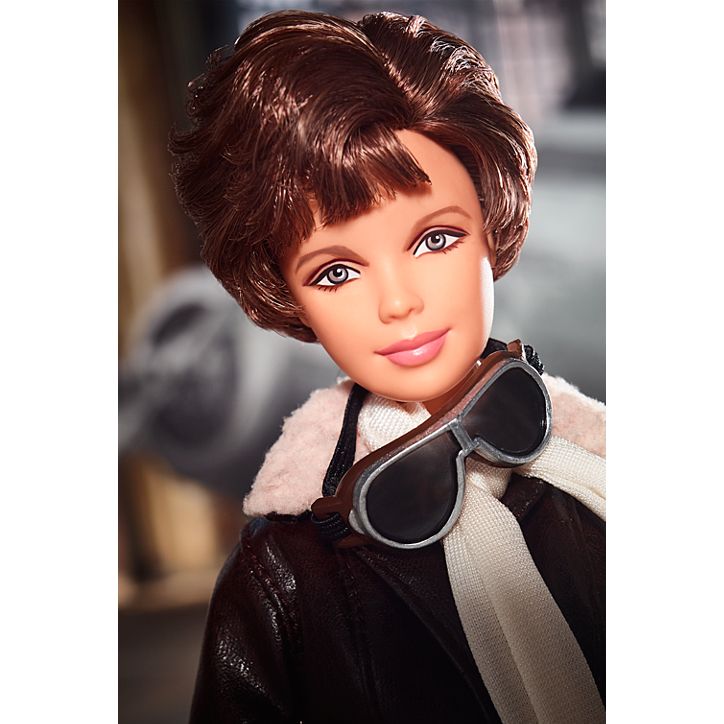 Detalhe da Barbie de Amelia Earhart