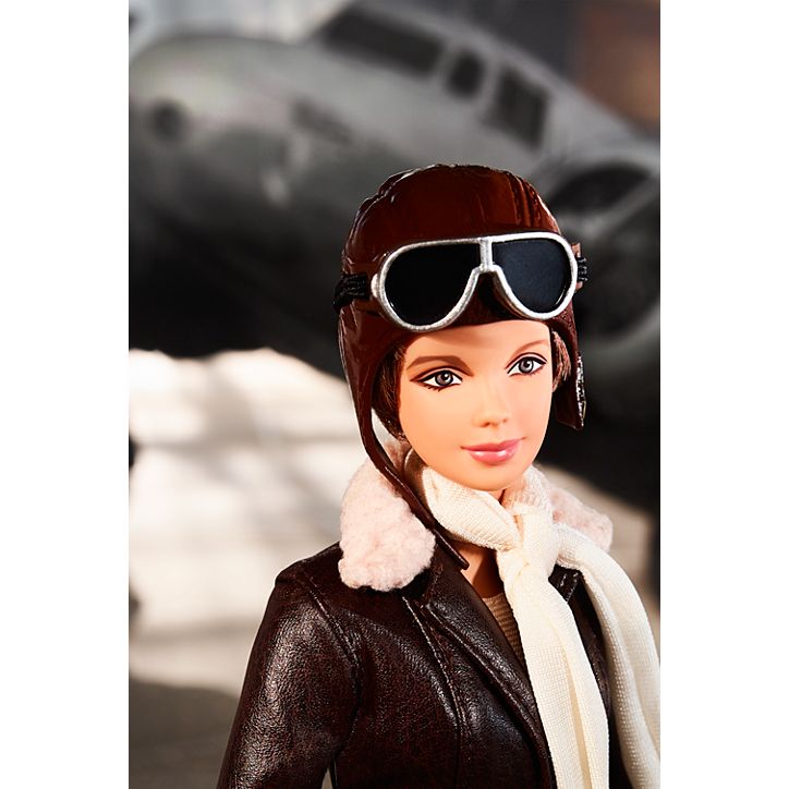 Detalhe da Barbie de Amelia Earhart